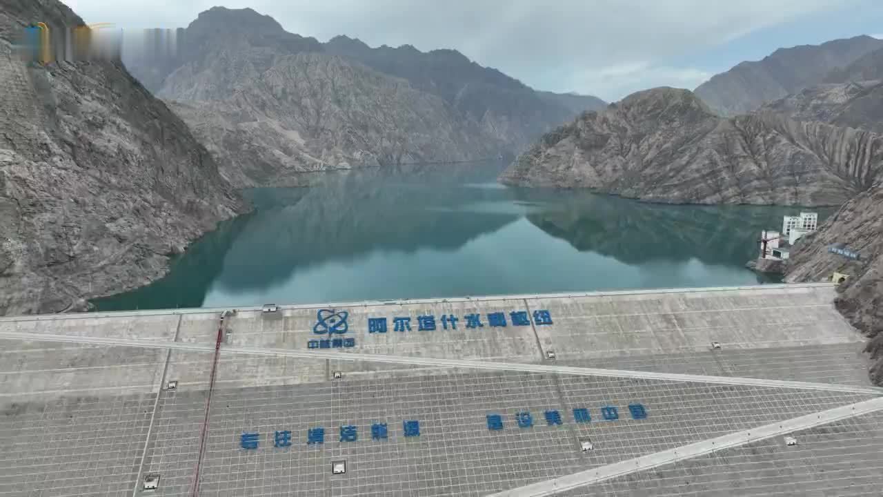 新疆阿尔塔什水利枢纽“巨瀑”飞流彩虹辉映
