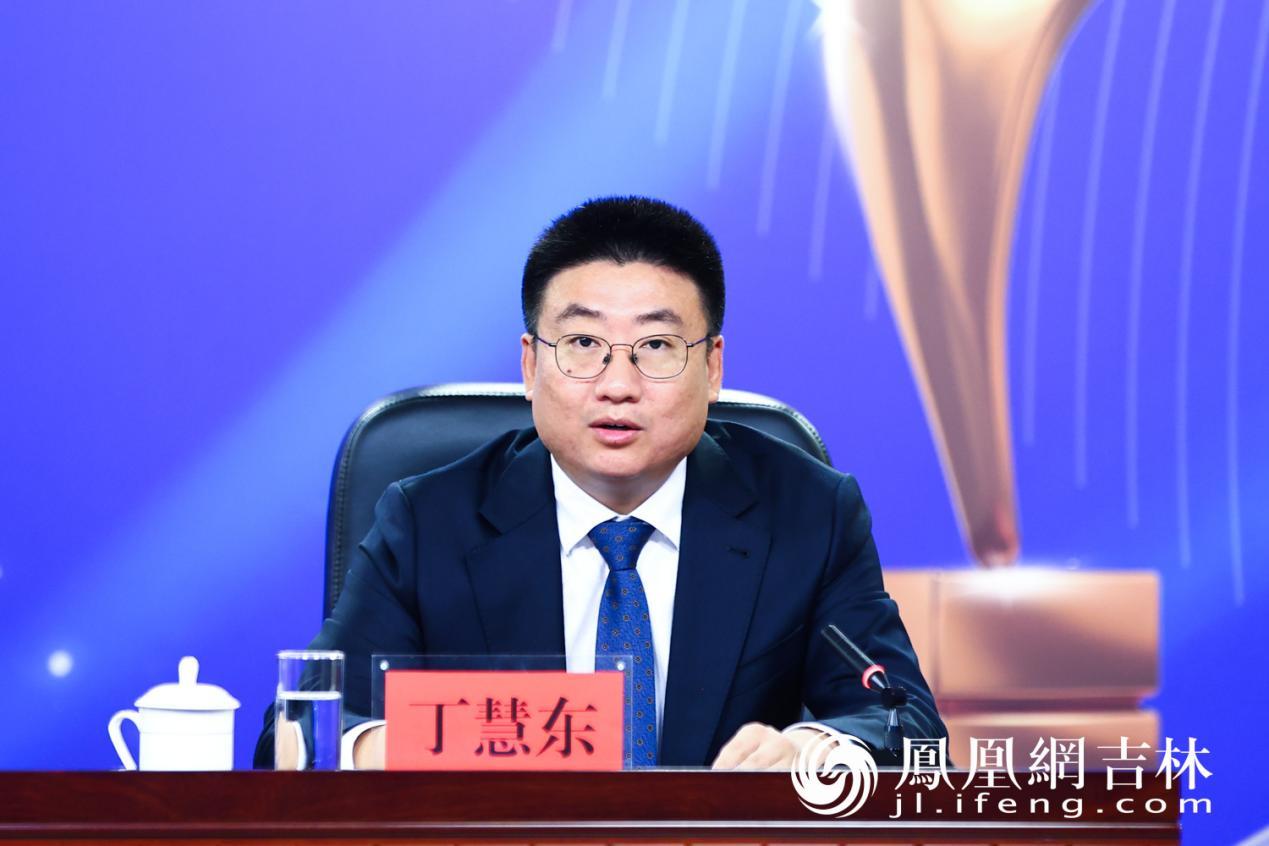 长春净月高新区管委会主任丁慧东介绍影视产业发展情况。