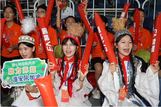 （2025年8月2日晚，夏令营学员观看“苏超”比赛）