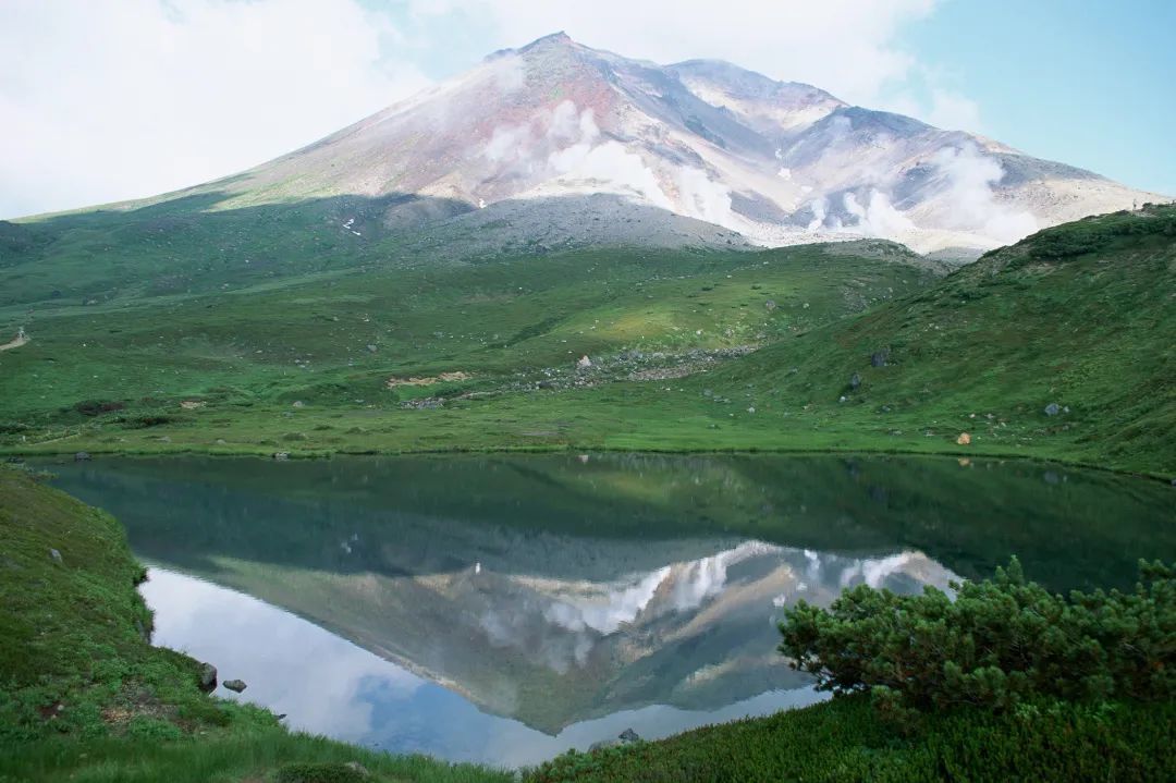 旭岳山腰处的湖泊