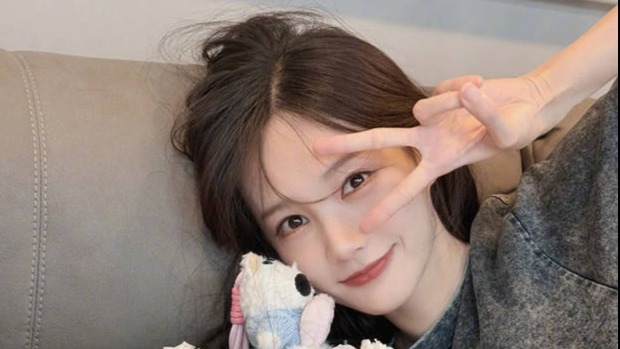 李一桐DIY“奶茶花”笑容甜美封面图