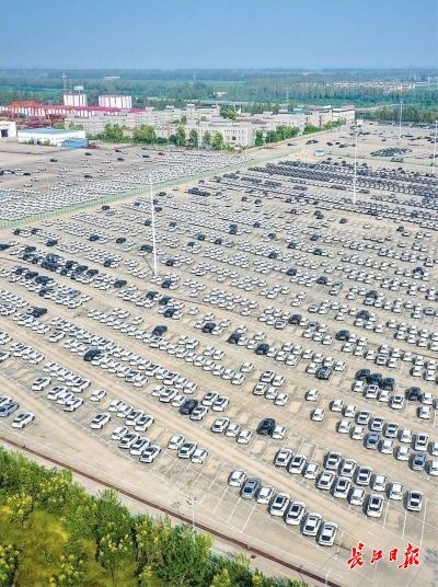 汉南港是长江中上游年吞吐量最大的汽车滚装港口。图为等待装运的汽车。 记者史伟 摄（资料照片）