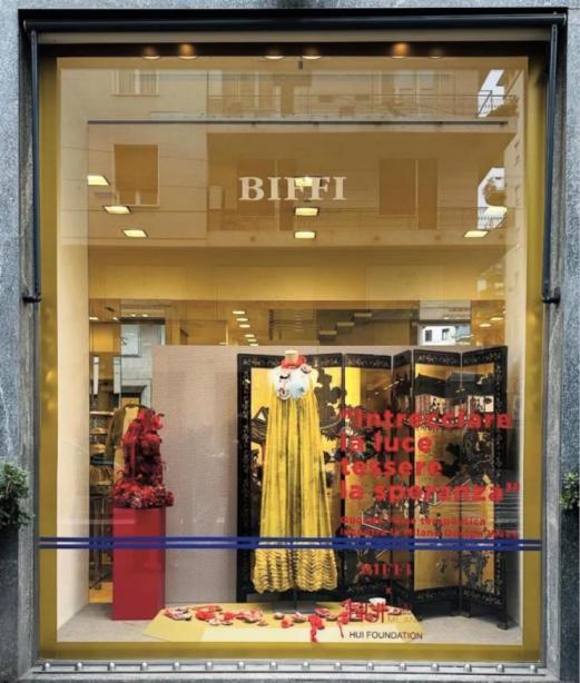 （米兰·BIFFI高奢买手店橱窗展示HUI2025春夏款服饰）