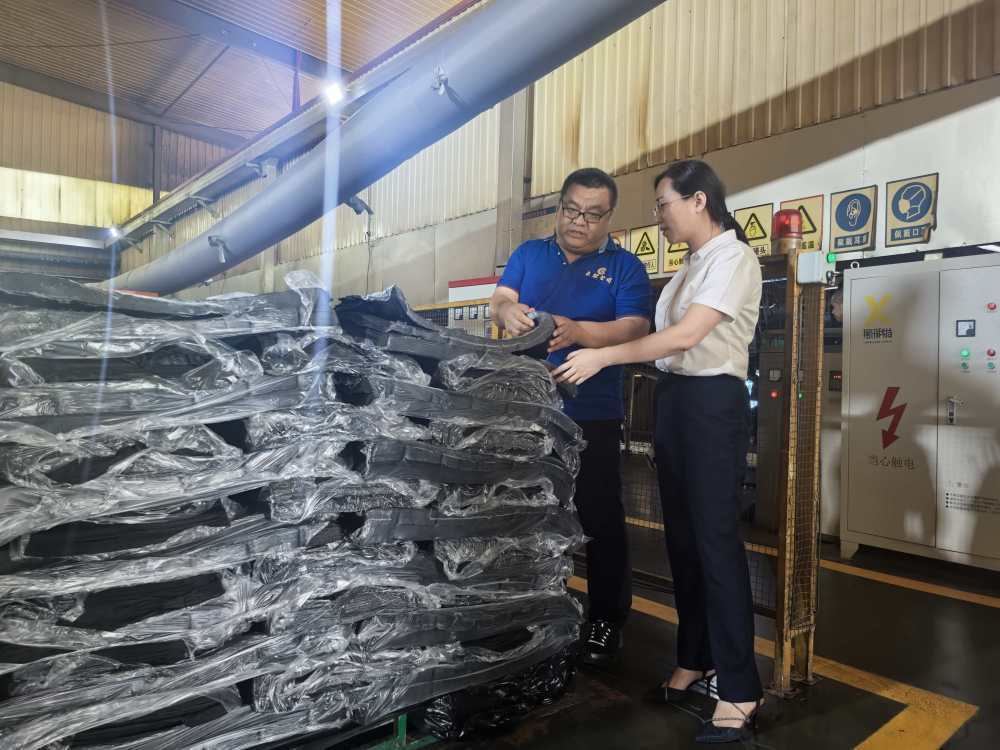 邮储银行东营市分行工作人员走进广饶县长冠再生资源有限公司了解生产经营情况。新华社记者贾云鹏 摄