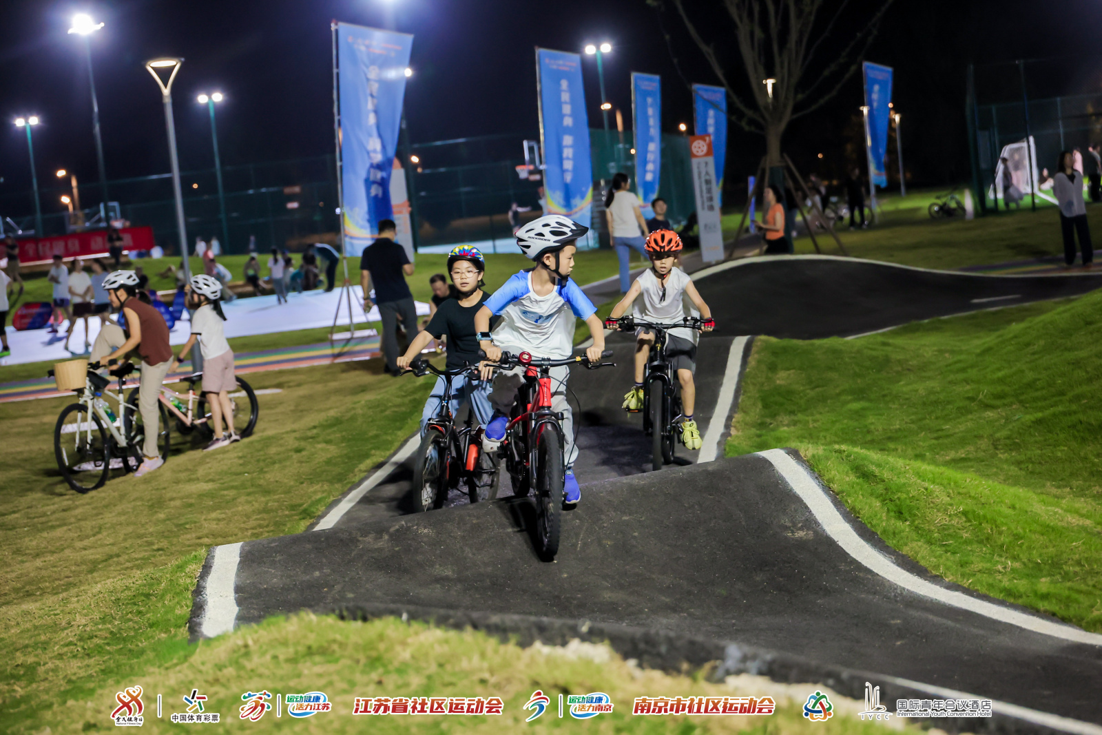 当贵州“村超”踢进南京夏夜：一场足球引发的全民运动狂欢