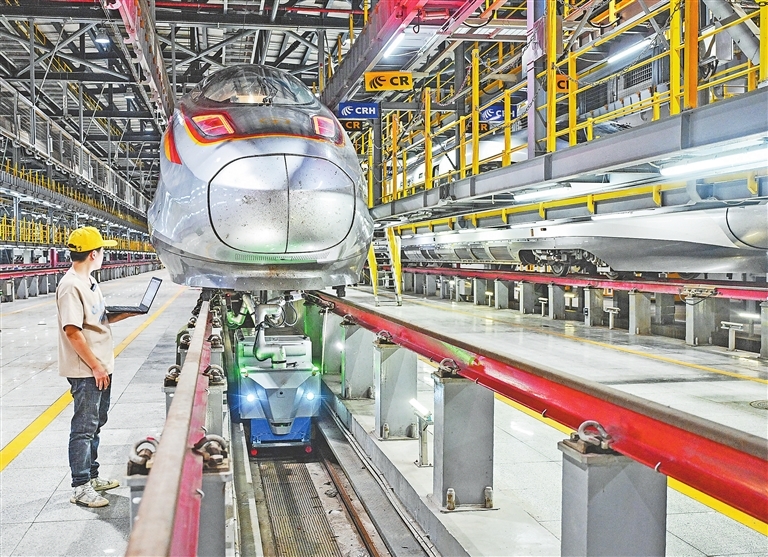 7月31日,在南昌车辆段南昌西动车组运用二所,图形检测分析师陈安中正操作动车组车底智能检测机器人拍摄采集图像。