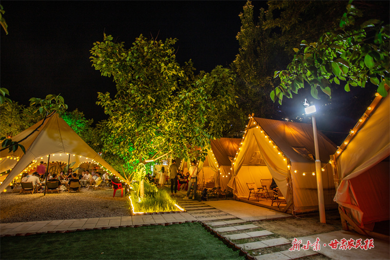 西沟村农家乐夜景