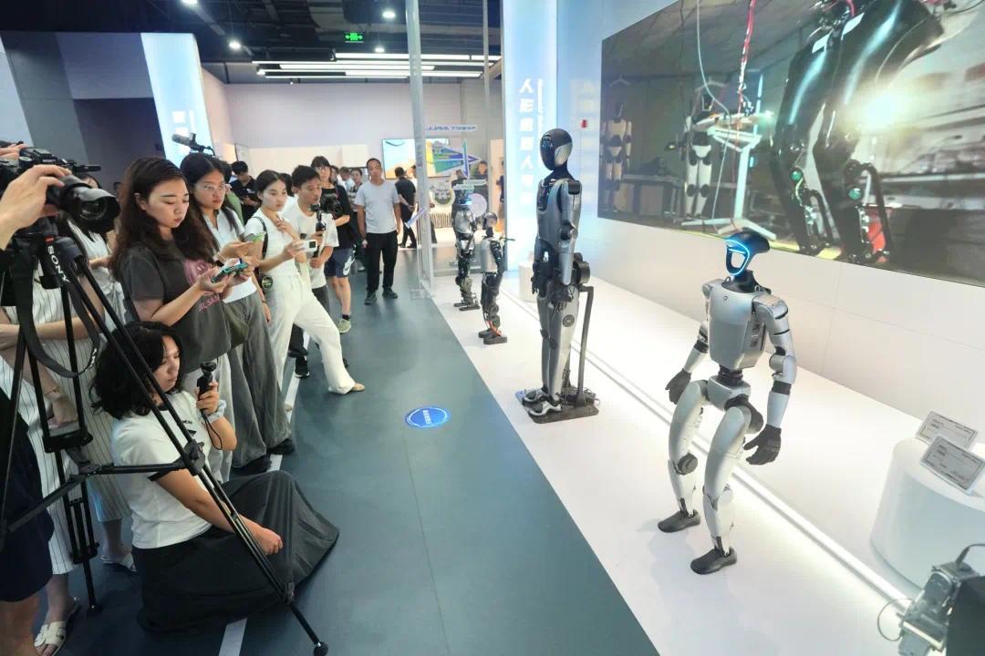 集合宇树G1等50多款机器人产品,全球首家具身智能机器人4S店来了
