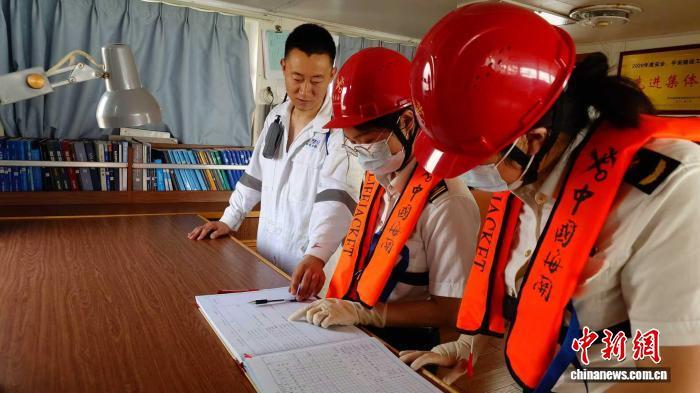 8月4日，武汉新港海关关员对货轮开展卫生检查。武汉海关供图
