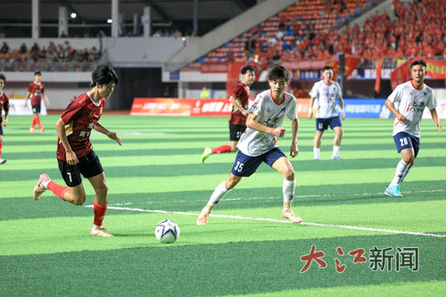 8月2日,在比赛中梅开二度的南昌队7号球员夏威夷带球突破。