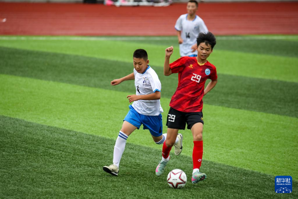 8月5日，甘肃省古浪县代表队球员张国维（前左）和河南省实验中学代表队球员程浩（前右）在U13男子组比赛中拼抢。新华社记者　郎兵兵　摄