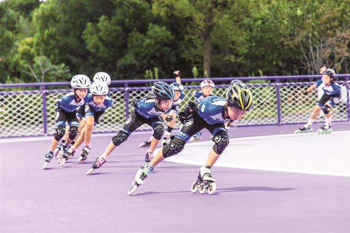 孩子们在轮滑区嬉笑追逐 通讯员供图