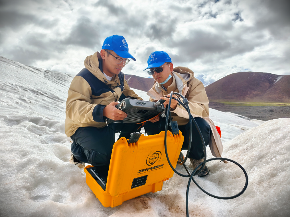 8月1日，范越（右）和张政（左）检查观测数据。新华社记者 邱婧熠 摄