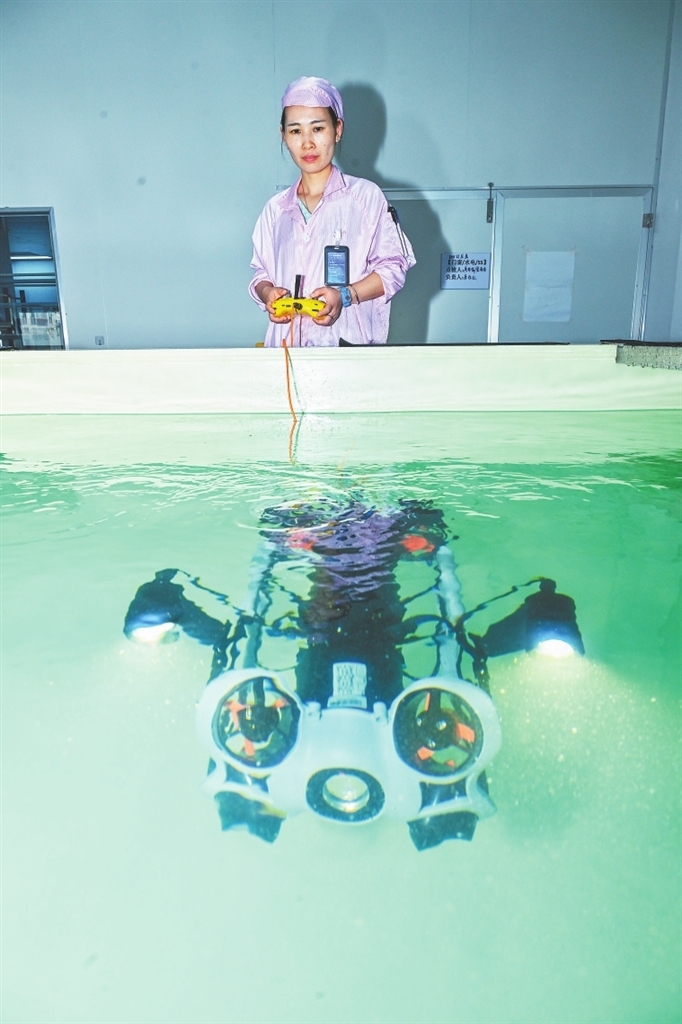 6月5日,赣州市潜行科技有限公司产品测试实验室,工作人员正在检测水下机器人新产品的性能。