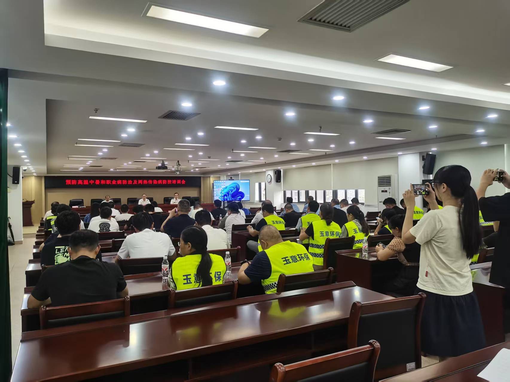 龙岗街道开展高温中暑与化学中毒防范培训 聚焦“两热”防控技术守护群众安全