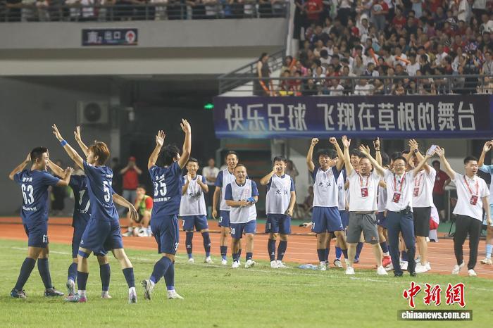 8月2日，江西鹰潭，九江队球员(蓝衣)与场边的教练团队一起庆祝进球。中新社记者 刘力鑫 摄