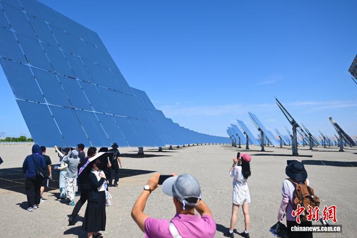 8月1日，甘肃省敦煌市，两岸婚生子女暑期研学活动成员参观拍摄敦煌首航高科熔盐塔式光热电站。中新社记者　李亚龙　摄