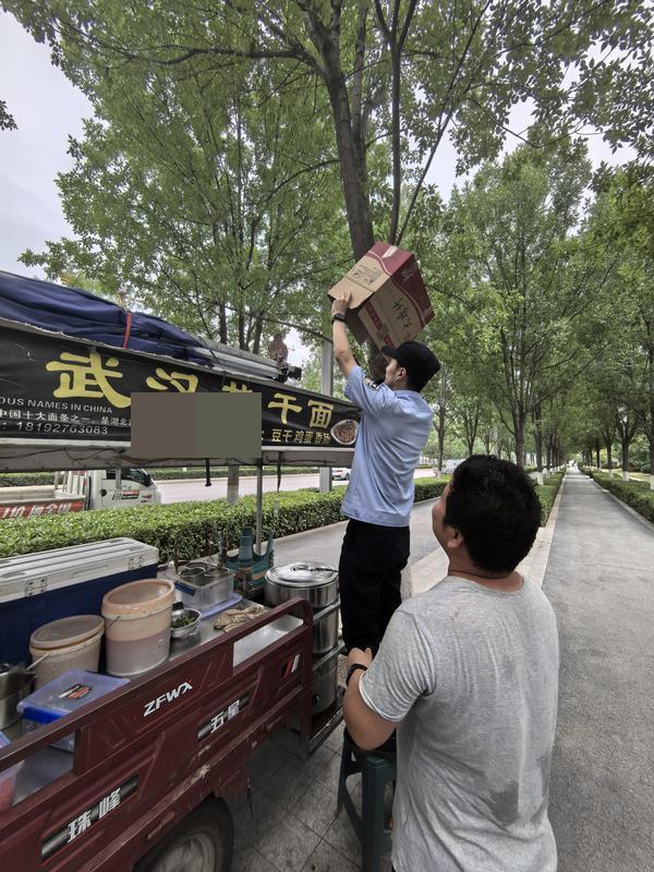 图为 民警借助纸箱救助受伤的红隼。