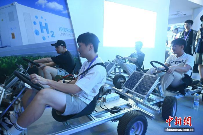 8月1日，在位于甘肃省敦煌市的敦煌光电博览园内，两岸婚生子女暑期研学活动成员体验太阳能小车。中新社记者　李亚龙　摄