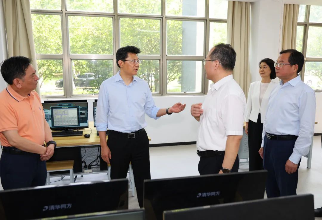 王进健在扬州职业技术大学调研