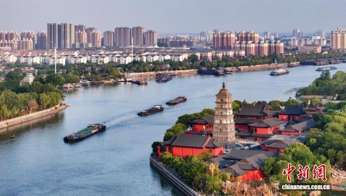 4月27日，航拍京杭大运河江苏高邮段景致。中新网记者 泱波 摄