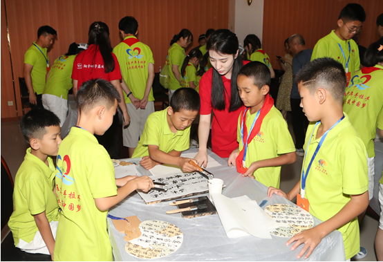 （2025年8月3日，夏令营学员体验拓印技艺）