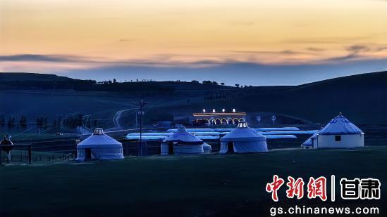 盛夏时节,庆阳环县小南沟乡,当地的农文旅融合体验活动在杨胡套子草原举办。杨蕊 摄