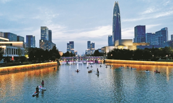 东部新城的桨板运动。(沈天舟 摄)