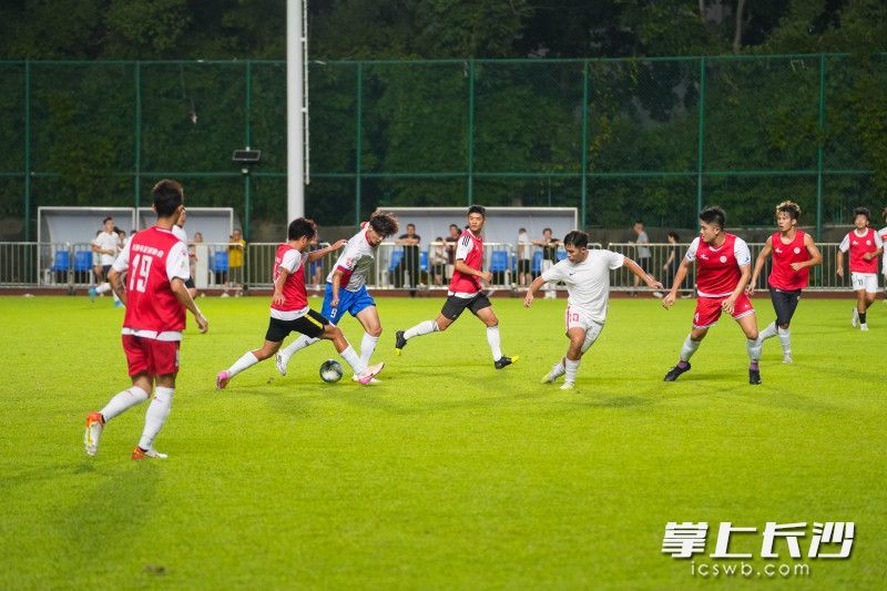 8月7日晚，湘超长沙队在贺龙体育场附场进行训练。均为长沙晚报全媒体记者 邹麟 摄