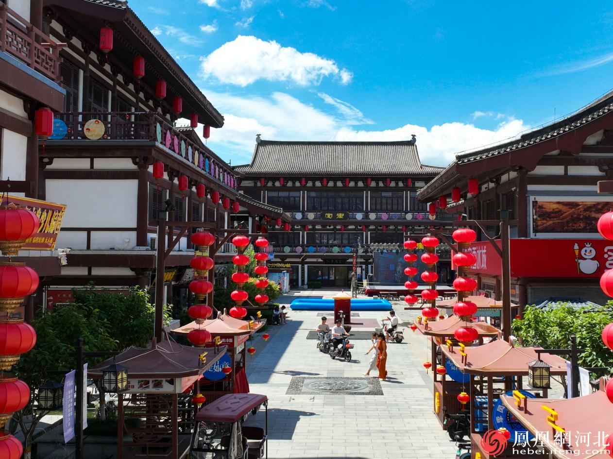 打造“一步一景、一店一特色”的业态布局 李卓然摄