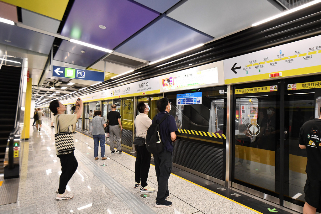 2025年8月6日，南京，市民乘坐地铁5号线出行。视觉中国 图