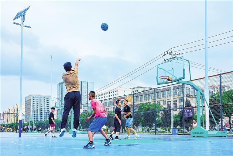 在中川体育公园,一场篮球比赛激情上演。兰州新区报记者 崔盛政 摄