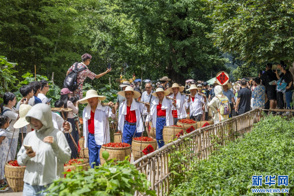 一场具有当地特色的丰收巡游成为焦点。新华网发