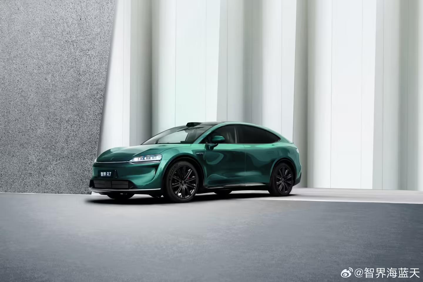 鸿蒙智行智界“极光绿”车色采用5C2B喷涂工艺,官方专门开发有与原漆相同珠光排列的修补专用漆