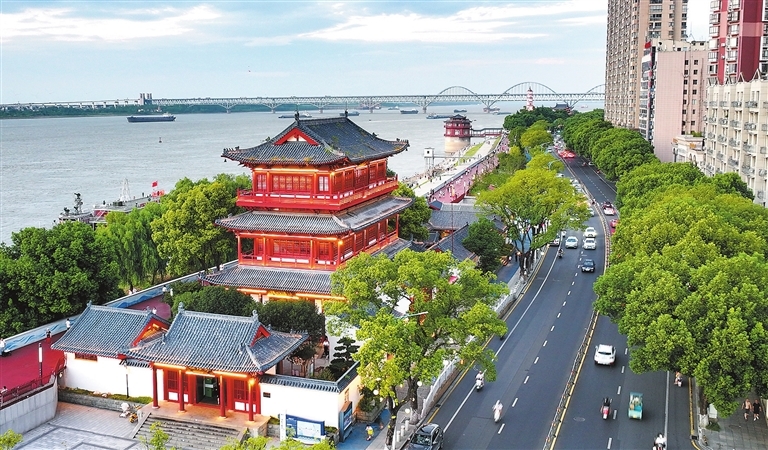 九江：江风习习好乘凉（图）