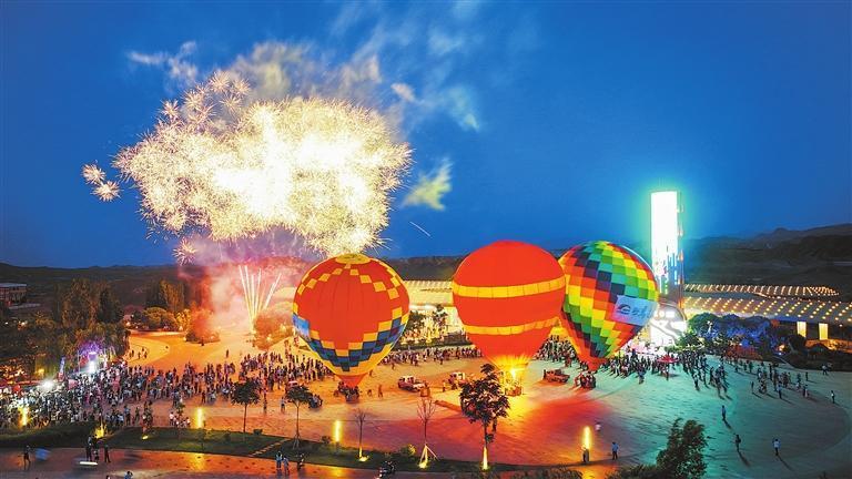 盛夏之夜，张掖七彩丹霞景区的大型焰火秀和无人机表演为游客奉上一场视觉盛宴。新甘肃&middot;甘肃日报通讯员　成林