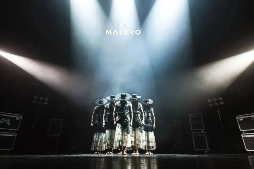 当青岛啤酒节撞上潘帕斯野性？青岛西海岸新区金沙滩啤酒城中心舞台《烈焰之巅》给你答案