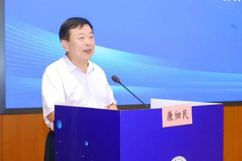 康佃民副会长主持会议