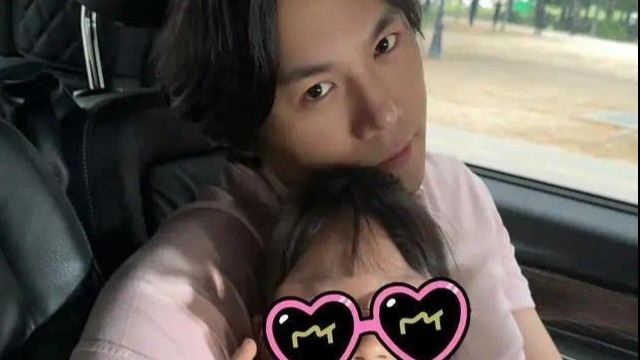 秦昊牵着女儿逛街，米粒正脸曝光，又高又瘦，五官不及伊能静漂亮封面图