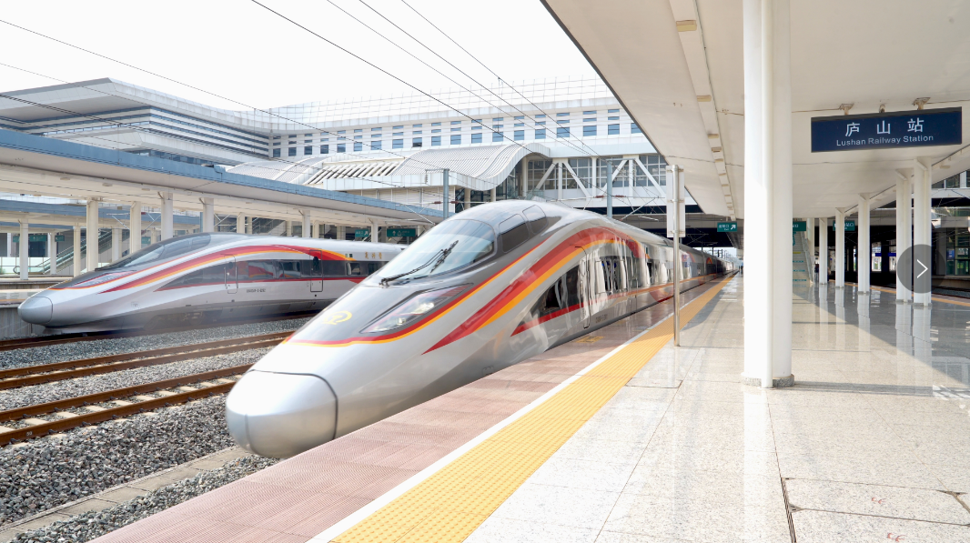G9813次球迷专列从庐山站驶出。（代建力 摄）