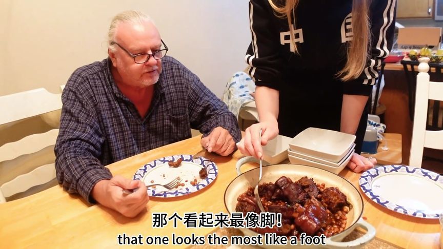 2.5美金一盘的猪蹄让美国家人吃“上头”了，猪蹄还能这么好吃？