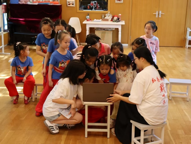 实践队向安庆再芬少儿艺术团的孩子们推介宁波城市和甬剧