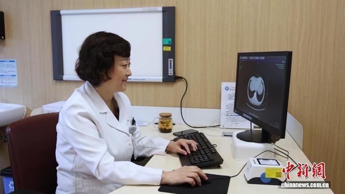 专家查看患者拍片结果。肖健 摄