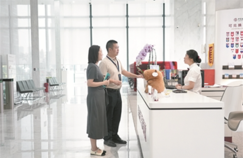 重庆市江北区纪委监委与重庆金融监管局纪委、辖区内金融机构纪委建立协作机制,金融机构选派工作人员到地方纪委监委交流锻炼,通过实战培训,提升金融机构纪检监察组织监督质效。图为近日,江北区纪委监委干部与交流锻炼干部在辖区内金融机构走访了解相关情况。 林凛 摄