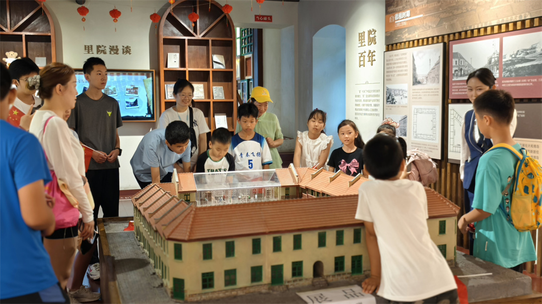 2025年青岛市红色文化主题月青少年红色场所实地体悟研学宣传推广活动走进大鲍岛里院记忆博物馆