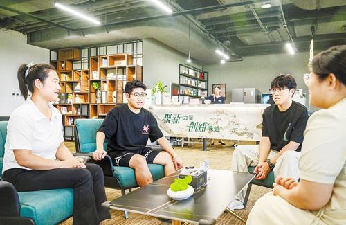 7月29日,四位创业者在雄安新区中关村科技园咖啡厅展开头脑风暴。 本报记者 李东宇摄