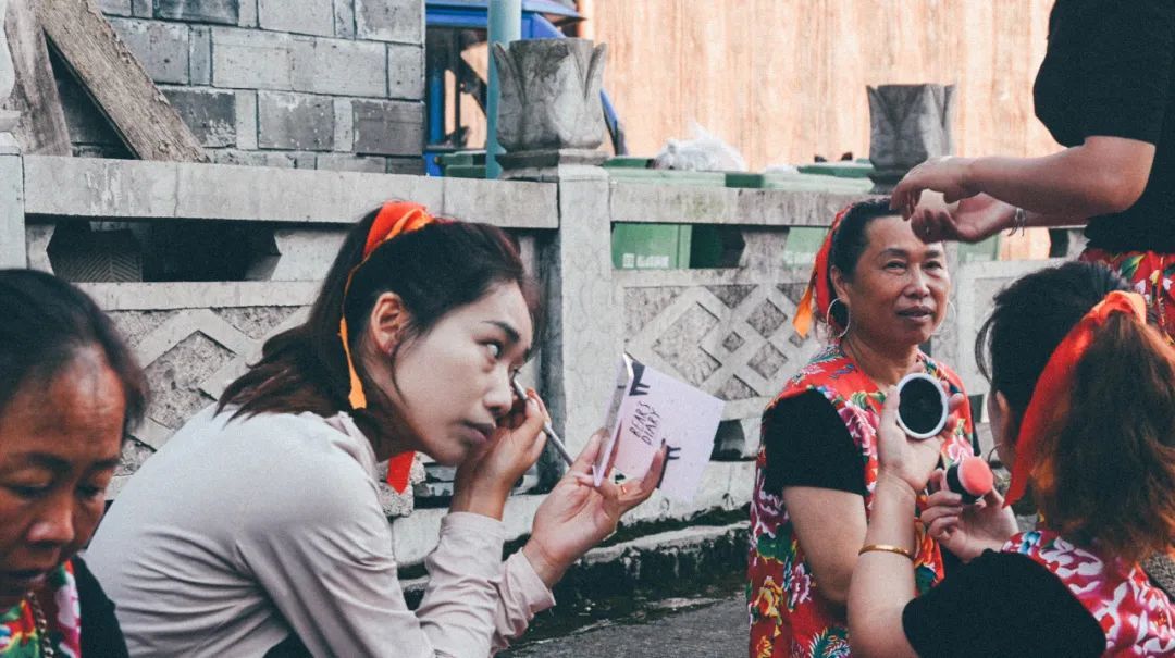 早晨的集市、正在化妆的苗族女人