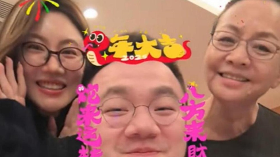 宋丹丹祖孙外出吃饭，牵着孙子手笑得好慈祥，7岁偶一瘦了好多封面图