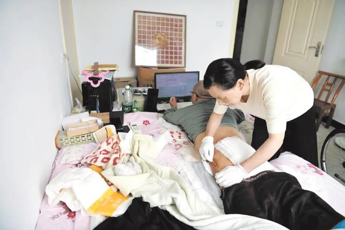 余飞桃33年如一日悉心照料丈夫 通讯员供图