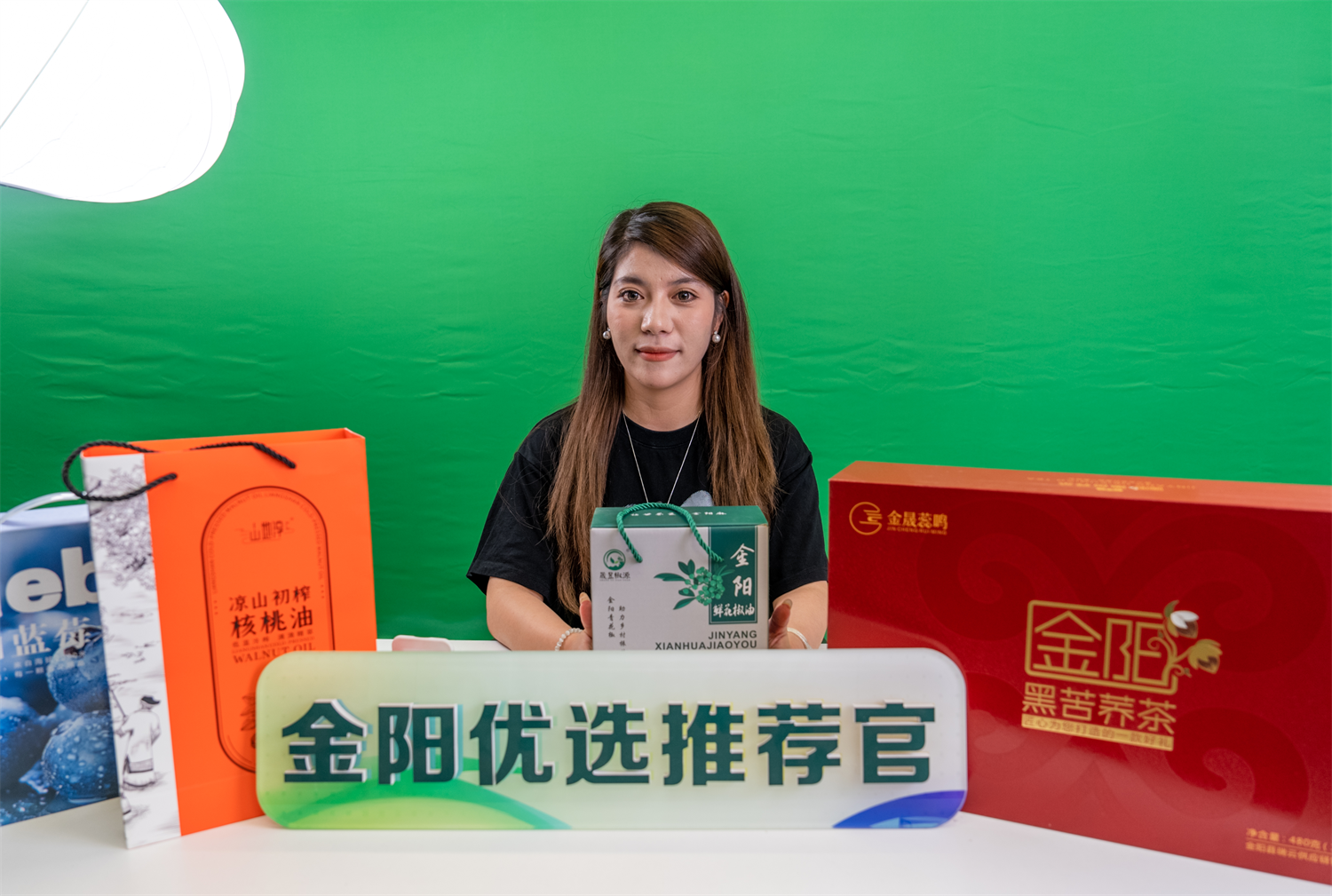 金阳飞地直播间的凉山美女主播